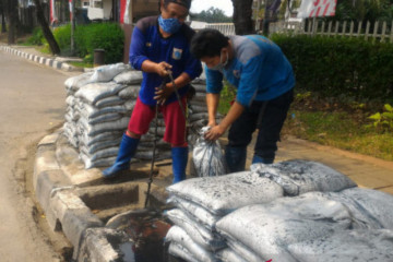 Sudin SDA Jaksel kuras saluran air di Jalan Gatot Subroto