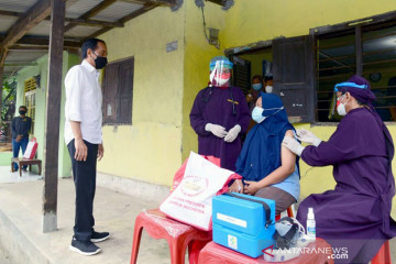 Presiden Jokowi tinjau vaksinasi COVID-19 "door to door" di Cirebon