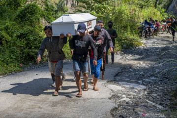 Jalan tertutup material longsor, warga terpaksa usung peti jenazah hingga 25 kilometer