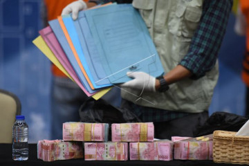 Barang bukti OTT Bupati Purbolinggo