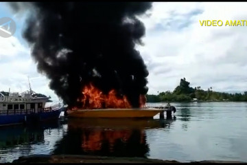Kapal Pemkab Halmahera Tengah terbakar di pelabuhan