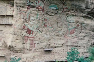 Mengamati patung relief Buddha raksasa di China barat laut