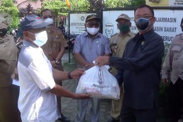 Paket sembako dan obat-obatan untuk seribu warga isoman di Banjarmasin