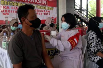 Polda kalteng vaksinasi 800 masyarakat adat Dayak