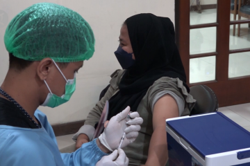Ibu hamil di Duren Sawit jalani vaksinasi