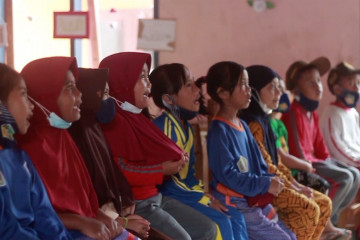 Menembus hutan untuk berbagi pengetahuan dengan anak sekolah di pelosok