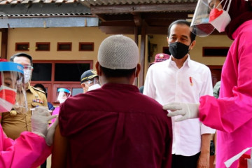 Presiden Jokowi tinjau vaksinasi  "door to door" di Cirebon