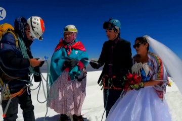 Pasangan Bolivia menikah di puncak Gunung Illimani yang megah