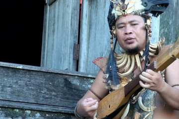 Hedianto yang tetap eksis dengan kerajinan kecapi