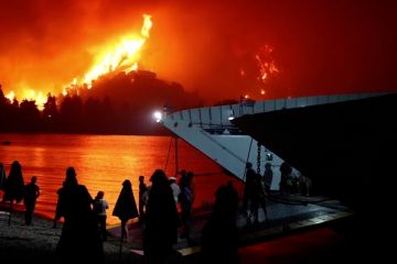 Ratusan warga dievakuasi saat kobaran api mencapai pantai di Yunani