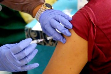 Staf khusus presiden tinjau vaksinasi marbot masjid se-Kota Cirebon 