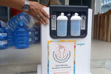 Relawan COVID-19 di Kota Palu serahkan bantuan lima unit oksigen konsentrat