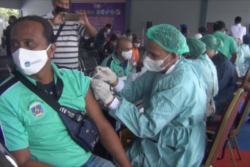 Pekerja dan buruh pelabuhan di Ambon terima suntikan vaksin