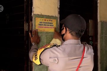 Polsek Sunda Kelapa tempel stiker vaksinasi  di rumah warga