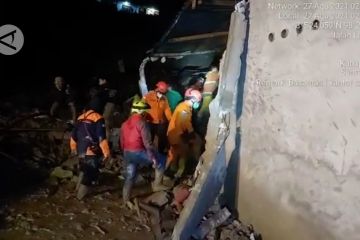 Tim SAR dan alat berat dikerahkan evakuasi korban longsor di Karo