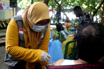 TP-PKK Ternate dan TNI AD gelar vaksinasi massal