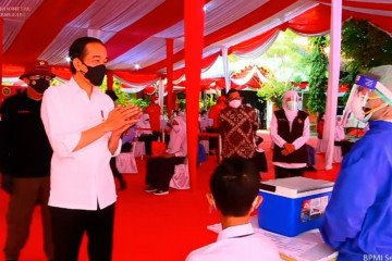 Jokowi tinjau pelaksanaan vaksinasi pelajar di Madiun