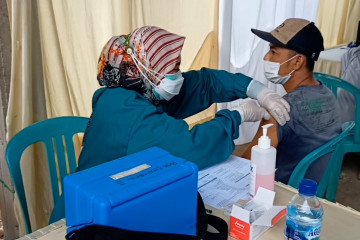 Vaksinasi dari rumah ke rumah tekan sebaran COVID-19 di perkampungan