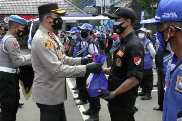 Alumni Akpol 2000 berbagi senyum di Kota Malang