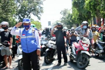 Indonesia Raya berkumandang, pengendara berhenti dan beri hormat
