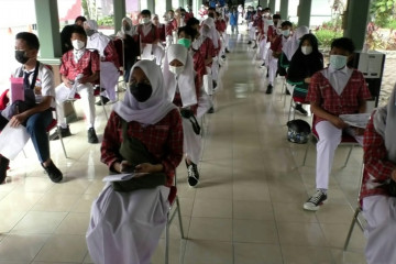 Jelang PTM 50 ribu siswa di Malang divaksin