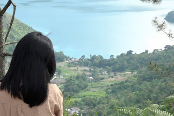 Menikmati Danau Toba di hotel kapsul ramah lingkungan