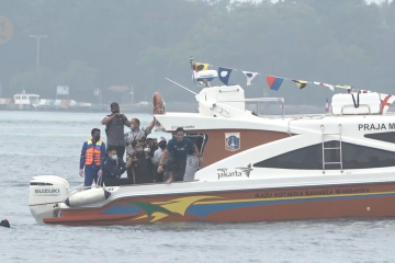 Sandi Uno berenang ke Pulau Pramuka