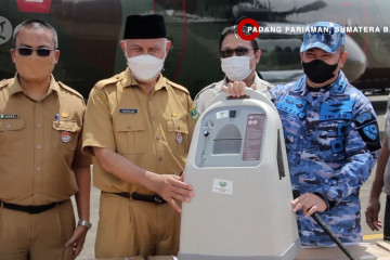 Konsentrator oksigen bantuan Panglima TNI tiba di Sumbar & Sumut