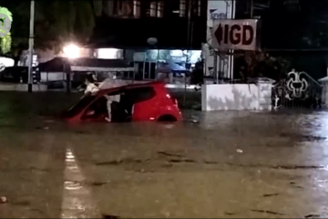 Hujan dan rob sebabkan banjir di Kota Padang