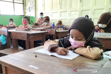 Siswa dan guru di Jakarta Barat masih wajib pakai masker di sekolah