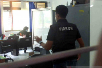 Polisi geledah Kantor BPBD Jember terkait honor pemakaman COVID-19