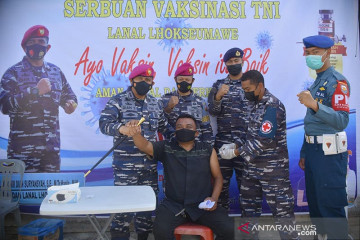 TNI AL vaksinasi COVID-19 warga pesisir Aceh di Lhokseumawe