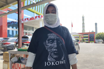Dua pedagang di Kota Bandarlampung dapatkan kaus bergambar Jokowi