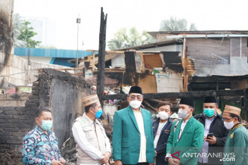 Wakil Ketua MPR bagikan bantuan untuk korban kebakaran di Kebon Kosong