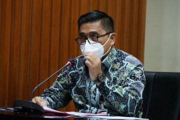 KPK menahan tersangka kasus korupsi jasa konsultansi di Jasa Tirta II