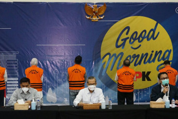 KPK amankan uang hasil geledah kasus suap jabatan Pemkab Probolinggo