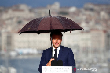 Presiden Macron kesampingkan pembatasan baru COVID di Prancis