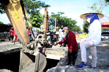 Jelang musim hujan, pengerukan lumpur di Surabaya digiatkan