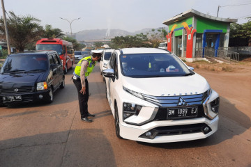 Polda Banten sekat kendaraan menuju Pantai Anyer
