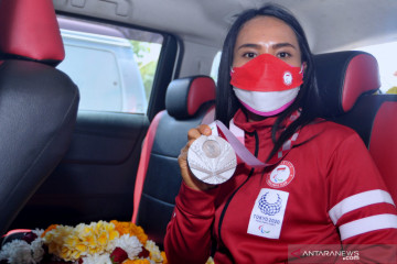 Atlet powerlifting Indonesia Ni Nengah Widiasih tiba kembali di tanah air