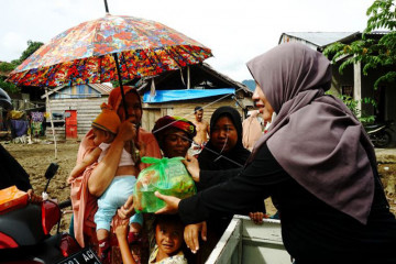 Penyalurkan bantuan untuk korban banjir di Sondoang Mamuju