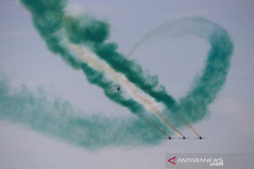 Atraksi aerobatik Tim Saudi Hawks pada ajang Athens Flying Week