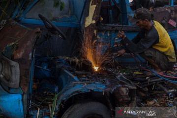 Pemotongan bangkai angkot di Depok