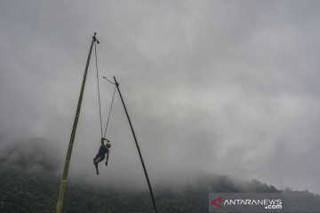 Pertunjukan akrobatik tradisional Lais