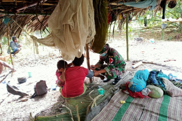 Satgas TNI berikan layanan kesehatan warga Papua di perbatasan