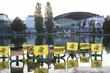 Aksi Greenpeace di Munich Motor Show