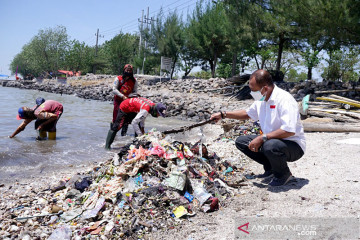 Wawali ajak warga bersihkan sampah di Pantai Kenjeran Surabaya