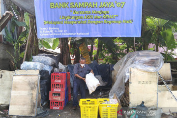 Sejak pandemi sampah anorganik di Jakbar berkurang drastis