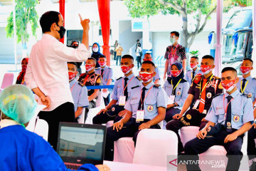 Presiden tinjau vaksinasi pelajar dan santri di Ponorogo