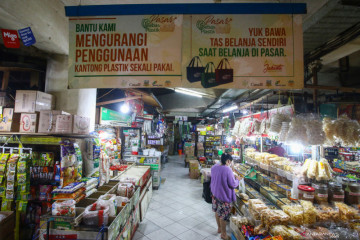 Kantong plastik dilarang masuk ke Pasar Tebet Barat